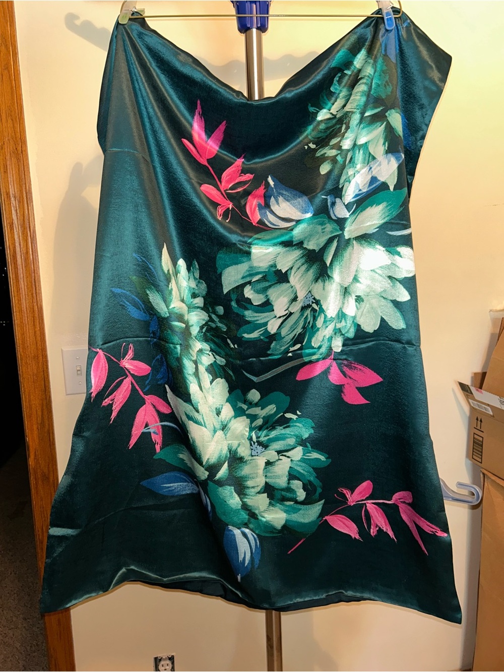 NWOT Isaac Mizrahi Forest Green Floral Satin Large Shawl Wrap Scarf